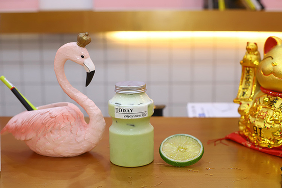 สามารถนําไปใช้ได้อีกหลายครั้ง Double Wall Square Cafe Transparent Boba Cup Round Clear 500ml Juice Tea Cup With Straw ถ้วยชาที่มีน้ําสับ