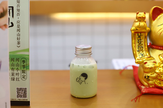 กระป๋องชากลมที่มีมือ เป็นส่วนหนึ่งที่สมบูรณ์แบบของร้าน