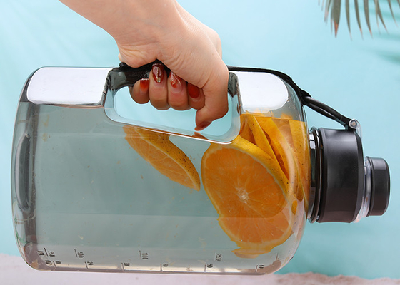 ขวดน้ำพลาสติกแบบพลิกด้านบนขนาด 2 ลิตรพร้อมที่จับ BPA Free